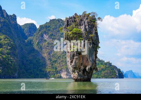 Ko Tapu, una torre carsica di pietra calcarea sull'isola di James Bond nella baia di Phang Nga vicino a Phuket, nel Mare delle Andamane, in Thailandia, nel sud-est asiatico Foto Stock