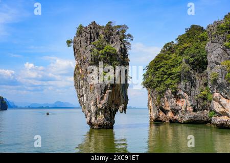 Ko Tapu, una torre carsica di pietra calcarea sull'isola di James Bond nella baia di Phang Nga vicino a Phuket, nel Mare delle Andamane, in Thailandia, nel sud-est asiatico Foto Stock