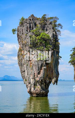 Ko Tapu, una torre carsica di pietra calcarea sull'isola di James Bond nella baia di Phang Nga vicino a Phuket, nel Mare delle Andamane, in Thailandia, nel sud-est asiatico Foto Stock