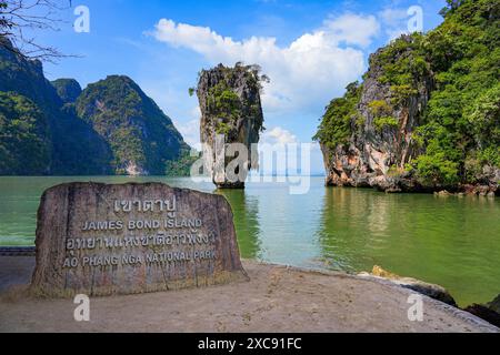 Ko Tapu, una torre carsica di pietra calcarea sull'isola di James Bond nella baia di Phang Nga vicino a Phuket, nel Mare delle Andamane, in Thailandia, nel sud-est asiatico Foto Stock