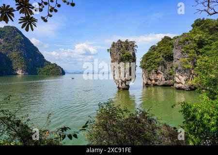 Ko Tapu, una torre carsica di pietra calcarea sull'isola di James Bond nella baia di Phang Nga vicino a Phuket, nel Mare delle Andamane, in Thailandia, nel sud-est asiatico Foto Stock