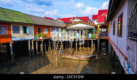 Case su palafitte nel villaggio galleggiante di pescatori di Koh Panyee, sospese sulle acque del Mare delle Andamane nella baia di Phang Nga, Thailandia Foto Stock