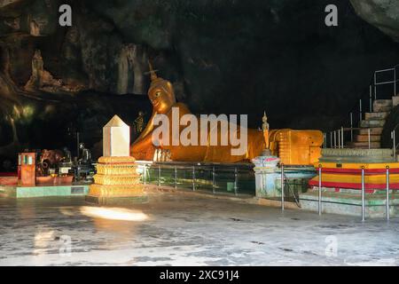 buddha dorato reclinato del Wat Suwan Kuha (tempio grotta) nella provincia di Phang Nga in Thailandia Foto Stock