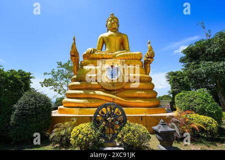 Statua dorata del Buddha situata dietro il grande Buddha di Phuket, alias Ming Mongkol Buddha, una statua del Buddha Maravijaya seduto. Si trova sopra un Foto Stock