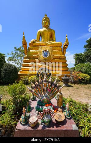 Statua dorata del Buddha situata dietro il grande Buddha di Phuket, alias Ming Mongkol Buddha, una statua del Buddha Maravijaya seduto. Si trova sopra un Foto Stock