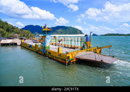 Traghetto ormeggiato al molo di Hua Hin a Ko Lanta noi prima di attraversare l'isola di Ko Lanta Yai nel Mare delle Andamane, provincia di Krabi, Thailandia Foto Stock