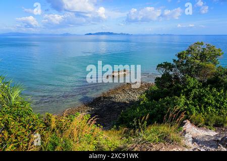 Scogliere marine sulla punta più meridionale dell'isola di Koh Lanta Yai nel Parco Nazionale di Mu Ko Lanta, provincia di Krabi, Thailandia Foto Stock