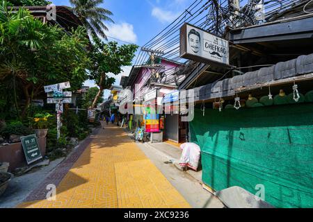 Koh Phi Phi, Tailandia - 8 febbraio 2023: Barbiere nella principale area urbana dell'isola di Koh Phi Phi nel Mare delle Andamane, provincia di Krabi, Tailandia Foto Stock