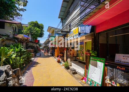 Koh Phi Phi, Tailandia - 8 febbraio 2023 : stretta strada pedonale lastricata sull'isola di Koh Phi Phi nel Mare delle Andamane, provincia di Krabi, Tailandia Foto Stock