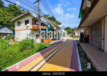 Koh Phi Phi, Tailandia - 8 febbraio 2023 : casa tradizionale nella principale area urbana dell'isola di Koh Phi Phi nel Mare delle Andamane, provincia di Krabi, Tailandia Foto Stock