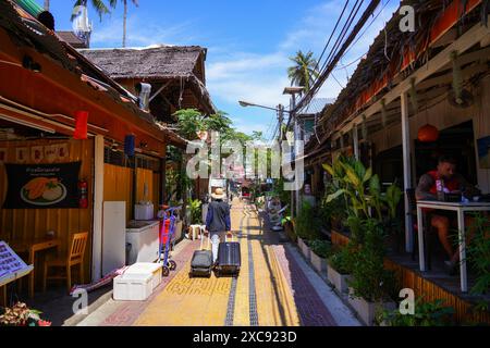 Koh Phi Phi, Tailandia - 8 febbraio 2023 : stretta strada pedonale lastricata sull'isola di Koh Phi Phi nel Mare delle Andamane, provincia di Krabi, Tailandia Foto Stock