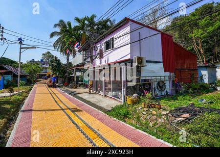 Koh Phi Phi, Tailandia - 8 febbraio 2023 : casa tradizionale nella principale area urbana dell'isola di Koh Phi Phi nel Mare delle Andamane, provincia di Krabi, Tailandia Foto Stock
