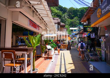 Koh Phi Phi, Tailandia - 8 febbraio 2023 : stretta strada pedonale lastricata sull'isola di Koh Phi Phi nel Mare delle Andamane, provincia di Krabi, Tailandia Foto Stock