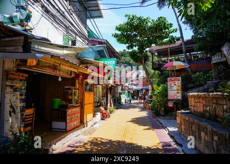 Koh Phi Phi, Tailandia - 8 febbraio 2023 : stretta strada pedonale lastricata sull'isola di Koh Phi Phi nel Mare delle Andamane, provincia di Krabi, Tailandia Foto Stock
