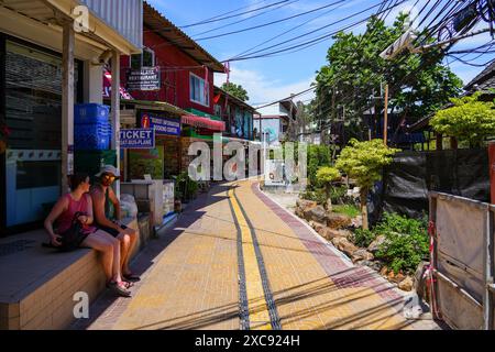 Koh Phi Phi, Tailandia - 8 febbraio 2023 : stretta strada pedonale lastricata sull'isola di Koh Phi Phi nel Mare delle Andamane, provincia di Krabi, Tailandia Foto Stock