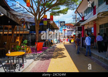 Koh Phi Phi, Tailandia - 8 febbraio 2023 : stretta strada pedonale lastricata sull'isola di Koh Phi Phi nel Mare delle Andamane, provincia di Krabi, Tailandia Foto Stock
