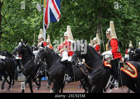 Londra, Regno Unito. 15 giugno 2024. Trooping del colore. Nel mese di giugno di ogni anno Trooping the Colour, noto anche come "The King's Birthday Parade", si svolge sulla Horse Guards Parade a Londra. Con sua Maestà il Re che prende il saluto Trooping the Colour è il momento culminante del calendario cerimoniale con oltre 1400 ufficiali e uomini, duecento cavalli e le bande marcianti della Household Division in parata. Crediti: Uwe Deffner/Alamy Live News Foto Stock