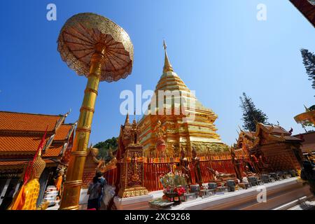 Cortile interno del tempio buddista Wat Phra That Doi Suthep, situato sulla cima di una montagna alla periferia di Chiang mai nel nord della Thailandia - Go Foto Stock