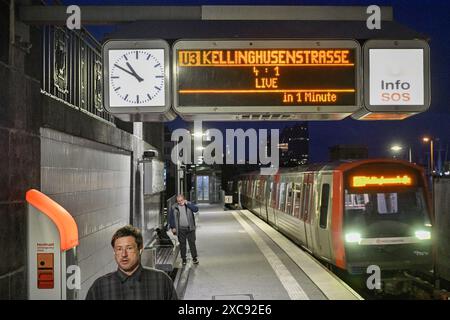 Amburgo, Germania. 14 giugno 2024. Un tabellone informativo nella metropolitana di Amburgo che mostra il tabellone segnapunti della partita della squadra di calcio tedesca contro la Scozia durante il Campionato europeo di calcio il 14 giugno 2024 ad Amburgo, Germania. Crediti: Vit Simanek/CTK Photo/Alamy Live News Foto Stock