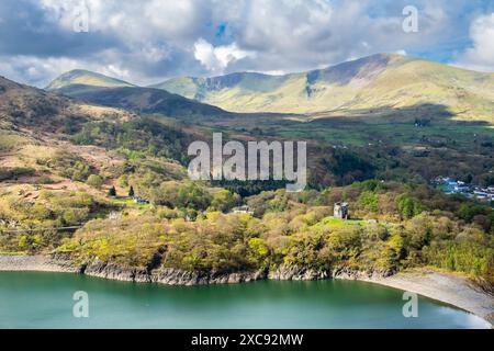 Vista alta del Castello di Dolbadarn di Llyn Peris con Moel Elio oltre nel Parco Nazionale di Snowdonia dalla cava di ardesia di Dinorwic. Dinorwig Llanberis Galles Regno Unito Foto Stock