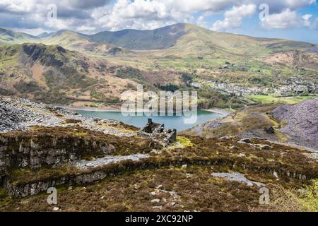 Ammira gli edifici abbandonati e i cumuli di scorie nella cava di ardesia di Dinorwic sulle montagne del Parco Nazionale di Snowdonia. Dinorwig, Llanberis, Gwynedd, Galles, Regno Unito Foto Stock