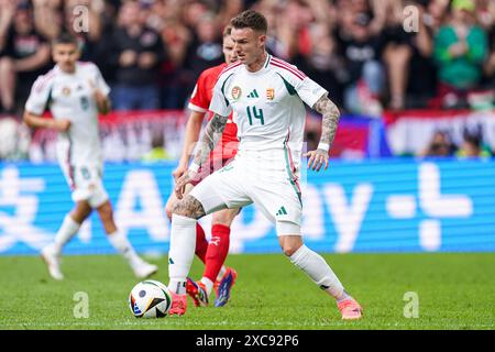 COLONIA, GERMANIA - 15 GIUGNO: L'Ungheria Bendeguz bolla dribbla durante il girone A - partita UEFA EURO 2024 tra Ungheria e Svizzera allo stadio di Colonia il 15 giugno 2024 a Colonia, Germania. (Foto di Joris Verwijst/Agenzia BSR) credito: Agenzia BSR/Alamy Live News Foto Stock