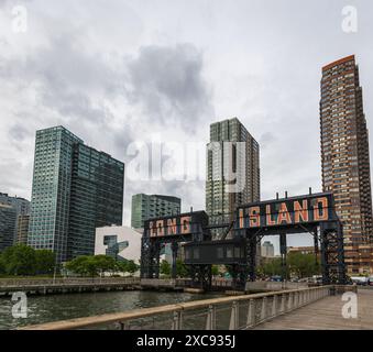 NEW YORK CITY, USA - 18 MAGGIO 2024: Pittoresca prospettiva sul lungomare del molo vicino al gantry Plaza State Park a Long Island City, Queens, New York C. Foto Stock