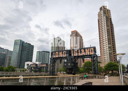 NEW YORK CITY, USA - 18 MAGGIO 2024: Pittoresca prospettiva sul lungomare del molo vicino al gantry Plaza State Park a Long Island City, Queens, New York C. Foto Stock