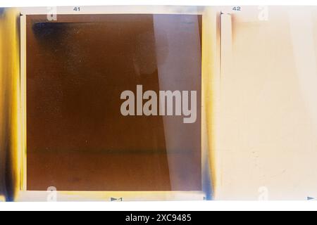 Pellicola negativa da 120 mm di colore grintoso con perdite di luce isolate su sfondo bianco. Pellicola di formato medio su sfondo bianco, segnaposto per foto retrò Foto Stock
