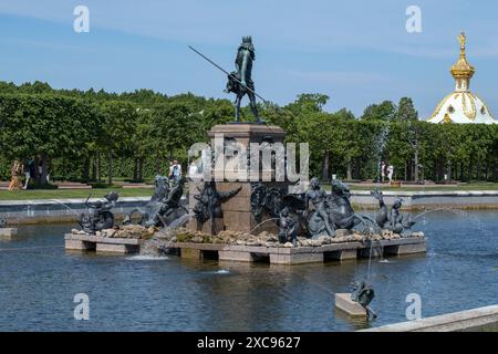 PETRODVORETS, RUSSIA - 4 GIUGNO 2024: Fontana del Nettuno nel Parco superiore del Palazzo Peterhof e complesso del Parco in una giornata di giugno soleggiata Foto Stock