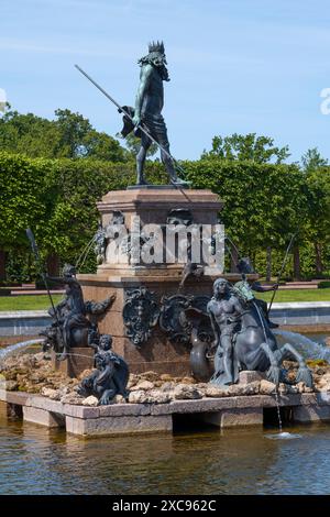 Petrodvorets, RUSSIA - 4 GIUGNO 2024: Fontana del Nettuno nel Parco superiore del complesso del Palazzo di Peterhof in una giornata di sole Foto Stock