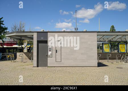 City-toilette, Carl-Schurz-Straße, Spandau, Berlino, Germania Foto Stock