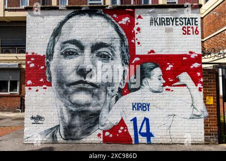 Un murale della giocatrice femminile inglese Fran Kirby al Kirby Estate di Londra. L'Inghilterra inizierà la sua campagna di UEFA Euro 2024 domani quando affronterà la Serbia a Gelsenkirchen. Data foto: Sabato 15 giugno 2024. Foto Stock