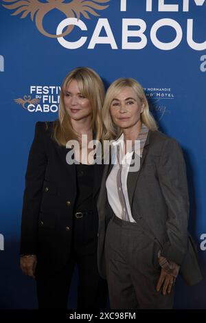 Cabourg, Francia. 13 giugno 2024. Le attrici Virginie Efira e Emmanuelle Beart sono viste al Photocall dei membri della giuria a Cabourg, in Francia. Foto Stock