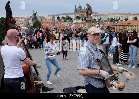 Praga, Repubblica Ceca. 15 giugno 2024. Musicista di strada che suona musica insieme alla sua band sul ponte Carlo a Praga, nella Repubblica Ceca. (Credit Image: © Slavek Ruta/ZUMA Press Wire) SOLO PER USO EDITORIALE! Non per USO commerciale! Crediti: ZUMA Press, Inc./Alamy Live News Foto Stock