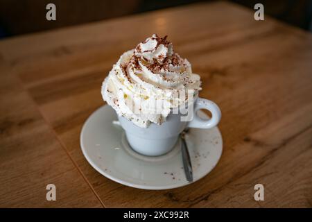 una grande tazza di cappuccino con molta panna montata Foto Stock