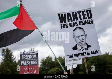 Glasgow, Regno Unito. 15 giugno 2024. Raduno pro-Palestina attraverso la città, organizzato dalla Stop the War (Scotland) Coalition, con oratori al termine del raduno a Queen's Park, tra cui l'ex primo ministro Humza Yousaf SNP, e il rettore dell'Università di Glasgow Ghassan Abu Sitta, a Glasgow, in Scozia, il 15 giugno 2024. Crediti fotografici: Jeremy Sutton-Hibbert/ Alamy Live News Foto Stock