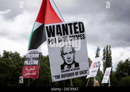 Glasgow, Regno Unito. 15 giugno 2024. Raduno pro-Palestina attraverso la città, organizzato dalla Stop the War (Scotland) Coalition, con oratori al termine del raduno a Queen's Park, tra cui l'ex primo ministro Humza Yousaf SNP, e il rettore dell'Università di Glasgow Ghassan Abu Sitta, a Glasgow, in Scozia, il 15 giugno 2024. Crediti fotografici: Jeremy Sutton-Hibbert/ Alamy Live News Foto Stock