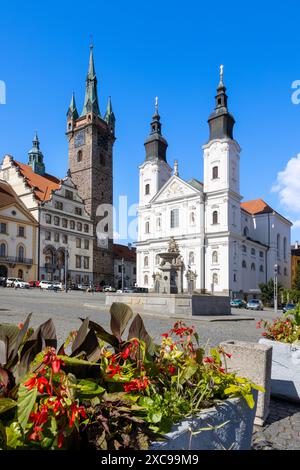 Cerna vez, radnice un kostel sv. Ignace s katakombami, Klatovy, Ceska republika / Torre Nera, casa cittadina, chiesa di St Ignac, Town Klatovy, Repubblica Ceca Foto Stock