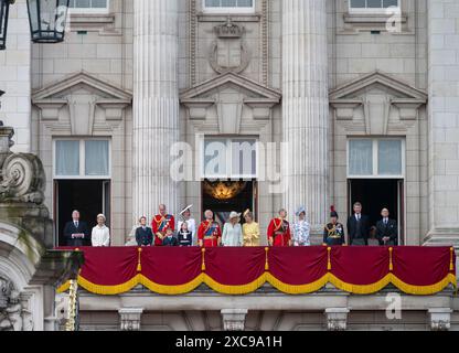 15 giugno 2024. Londra, Regno Unito. I membri della famiglia reale britannica fanno la loro tradizionale apparizione sul balcone di Buckingham Palace dopo Trooping the Colour 2024. Da sinistra a destra: Duca e duchessa di Gloucester, principe Giorgio; principe Guglielmo, principe di Galles; principe Luigi; Caterina, principessa di Galles; principessa Charlotte; re Carlo III; regina Camilla; Sofia Duchessa di Edimburgo; Edoardo Duca di Edimburgo, Lady Louise Windsor; Anna, Principessa reale, Vice Ammiraglio Timothy Laurence, Duca di Kent. Crediti: Malcolm Park/Alamy Live News Foto Stock