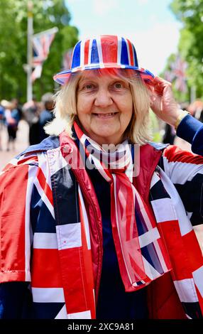 Londra, Regno Unito. 15 giugno 2024. Fan reali. Trooping the Colour. I fan del Royal si sono Uniti alla folla lungo il centro commerciale per celebrare il compleanno ufficiale del sovrano. Crediti: michael melia/Alamy Live News Foto Stock