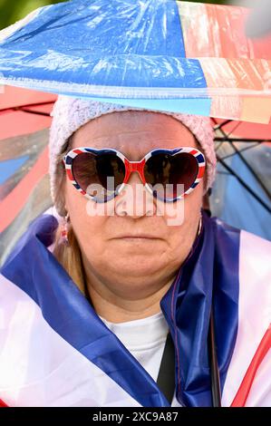 Londra, Regno Unito. 15 giugno 2024. Fan reali. Trooping the Colour. I fan del Royal si sono Uniti alla folla lungo il centro commerciale per celebrare il compleanno ufficiale del sovrano. Crediti: michael melia/Alamy Live News Foto Stock