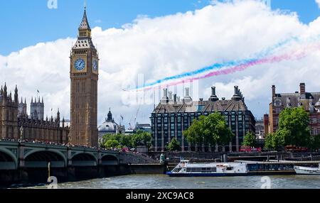 Londra Regno Unito 15 giugno 2024 - le frecce rosse sorvolano il Big Ben mentre il sole attraversa dopo le piogge torrenziali durante il Trooping the Colour di Londra oggi . : Credit Simon Dack / Alamy Live News Foto Stock