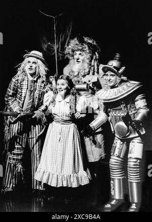 l-r: Paul Greenwood (lo Spaventapasseri), Imelda Staunton (Dorothy), Jim Carter (il Leone codardo), John Bowe (il Tinman) nel MAGO DI OZ alla Royal Shakespeare Company (RSC), Barbican Theatre, Barbican Centre, Londra EC2 17/12/1987 adattato da John Kane dalla sceneggiatura cinematografica basata sul romanzo di L. Frank Baum musica: Harold Arlen testi: E. Y. Harburg design: Mark Thompson illuminazione: Nick Chelton coreografia: Sheila Falconer regista: Ian Judge Foto Stock