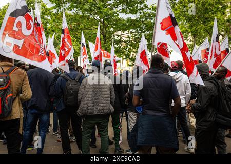 Parigi, Francia. 14 giugno 2024. I migranti tengono bandiere durante la dimostrazione. Decine di persone hanno manifestato nei pressi di Place Trocadero a Parigi contro il razzismo e le politiche europee in materia di frontiere. Hanno anche chiesto la cancellazione della legge Darmanin e una revisione costituzionale del diritto di asilo a Mayotte. La protesta mirava anche a ricordare le vittime del tragico naufragio causato dalle autorità greche, che ha ucciso più di 600 persone al largo della costa greca di Pelo. (Immagine di credito: © Telmo Pinto/SOPA Images via ZUMA Press Wire) SOLO PER USO EDITORIALE! Non per USO commerciale! Foto Stock