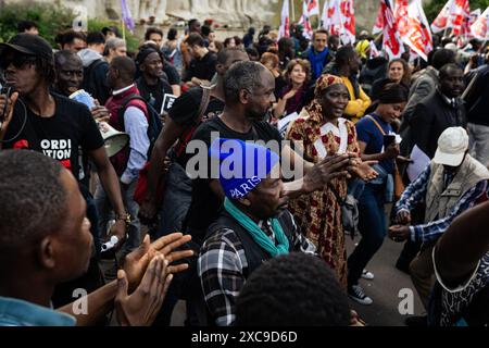 Parigi, Francia. 14 giugno 2024. I migranti hanno visto battere le mani durante la dimostrazione. Decine di persone hanno manifestato nei pressi di Place Trocadero a Parigi contro il razzismo e le politiche europee in materia di frontiere. Hanno anche chiesto la cancellazione della legge Darmanin e una revisione costituzionale del diritto di asilo a Mayotte. La protesta mirava anche a ricordare le vittime del tragico naufragio causato dalle autorità greche, che ha ucciso più di 600 persone al largo della costa greca di Pelo. (Foto di Telmo Pinto/SOPA Images/Sipa USA) credito: SIPA USA/Alamy Live News Foto Stock