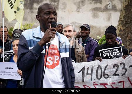 Parigi, Francia. 14 giugno 2024. Un migrante parla ai manifestanti durante la manifestazione. Decine di persone hanno manifestato nei pressi di Place Trocadero a Parigi contro il razzismo e le politiche europee in materia di frontiere. Hanno anche chiesto la cancellazione della legge Darmanin e una revisione costituzionale del diritto di asilo a Mayotte. La protesta mirava anche a ricordare le vittime del tragico naufragio causato dalle autorità greche, che ha ucciso più di 600 persone al largo della costa greca di Pelo. (Foto di Telmo Pinto/SOPA Images/Sipa USA) credito: SIPA USA/Alamy Live News Foto Stock