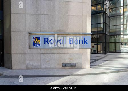 Toronto, Canada - 22 ottobre 2023: RBC (Royal Bank of Canada) firma sull'edificio nel distretto finanziario di Toronto. Foto Stock