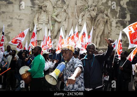 Parigi, Francia. 14 giugno 2024. I migranti cantano slogan durante la manifestazione. Decine di persone hanno manifestato nei pressi di Place Trocadero a Parigi contro il razzismo e le politiche europee in materia di frontiere. Hanno anche chiesto la cancellazione della legge Darmanin e una revisione costituzionale del diritto di asilo a Mayotte. La protesta mirava anche a ricordare le vittime del tragico naufragio causato dalle autorità greche, che ha ucciso più di 600 persone al largo della costa greca di Pelo. (Immagine di credito: © Telmo Pinto/SOPA Images via ZUMA Press Wire) SOLO PER USO EDITORIALE! Non per USO commerciale! Foto Stock