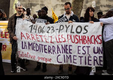 14 giugno 2024, Parigi, Francia: I manifestanti tengono uno striscione che ricorda la tragedia del naufragio di Pylos, durante la manifestazione. Decine di persone hanno manifestato nei pressi di Place Trocadero a Parigi contro il razzismo e le politiche europee in materia di frontiere. Hanno anche chiesto la cancellazione della legge Darmanin e una revisione costituzionale del diritto di asilo a Mayotte. La protesta mirava anche a ricordare le vittime del tragico naufragio causato dalle autorità greche, che ha ucciso più di 600 persone al largo della costa greca di Pelo. (Immagine di credito: © Telmo Pinto/SOPA Images via ZUMA Press Wire) EDITORIALE USA Foto Stock